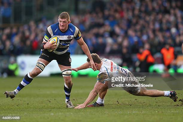 Stuart Hooper of Bath evades the challenge of Sam Hill of Exeter during the Aviva Premiership match between Bath Rugby and Exeter Chiefs at the...