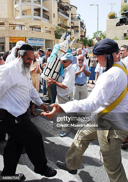 entrande and dance for hachnosas of new bible scroll - torah stockfoto's en -beelden