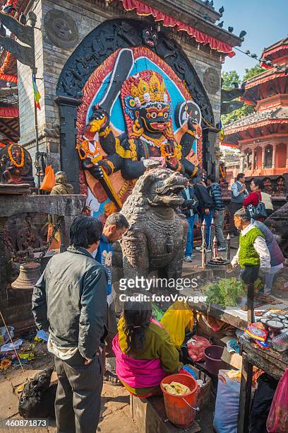 kathmandu massen an bhairava gott shiva-schrein durbar square-nepal - buddhist goddess stock-fotos und bilder