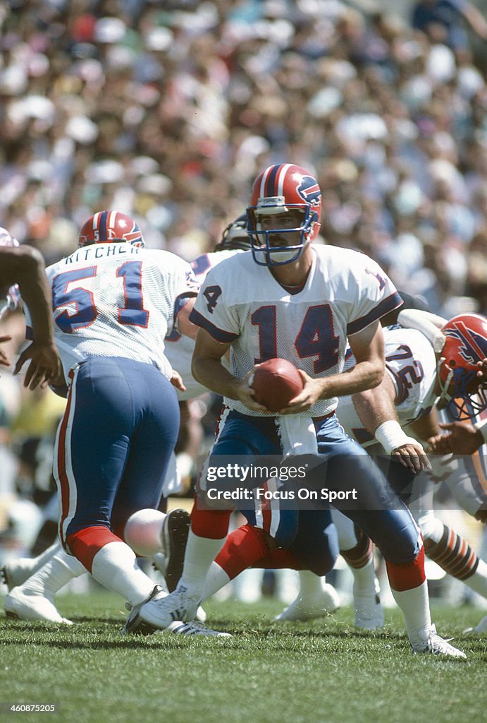 Bill Rieth Nfl Frank Reich of the Buffalo Bills turns to hand the ball off against ...