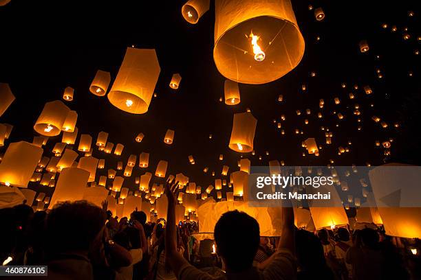 floating lantern festival 2012 - loi krathong - fotografias e filmes do acervo
