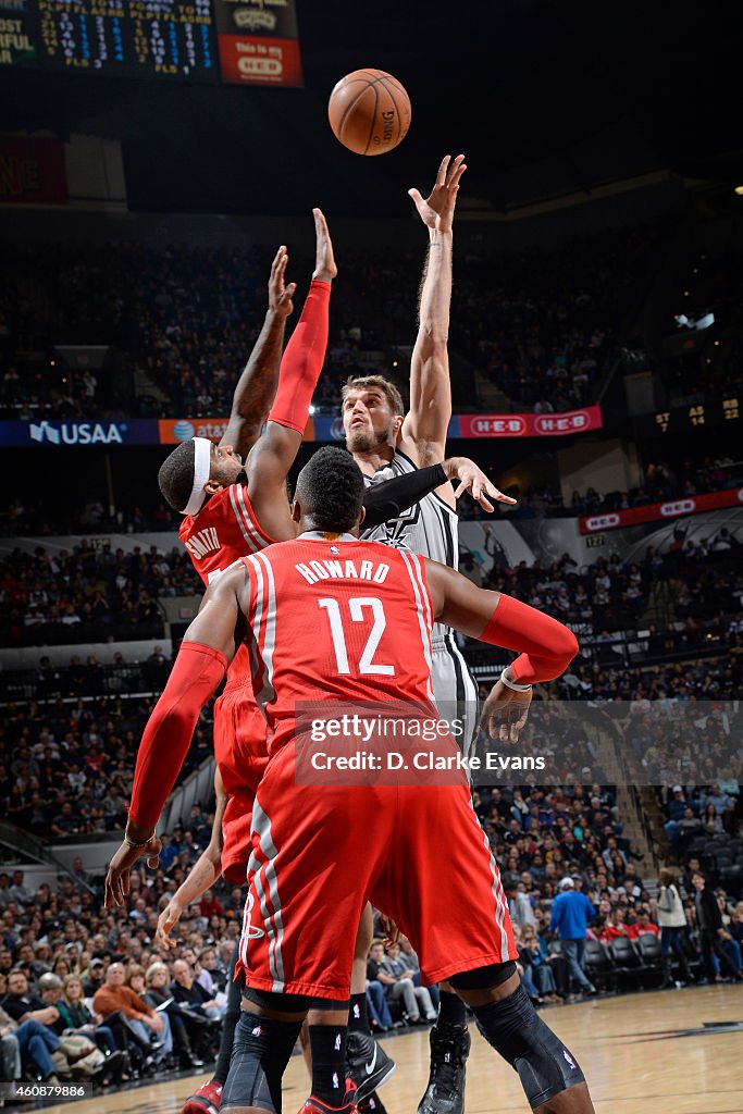 Tiago Splitter Houston Rockets Tiago Splitter of the San Antonio Spurs shoots the ball against the ...