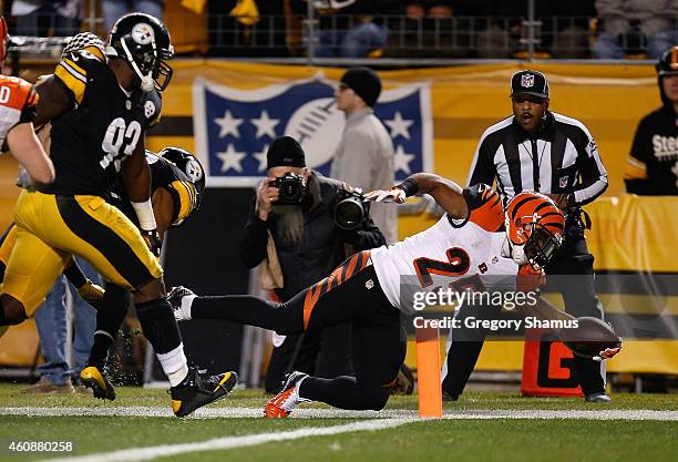 Giovani Bernard of the Cincinnati Bengals dives for a touchdown in front of Jason Worilds of the Pittsburgh Steelers during the first quarter at...