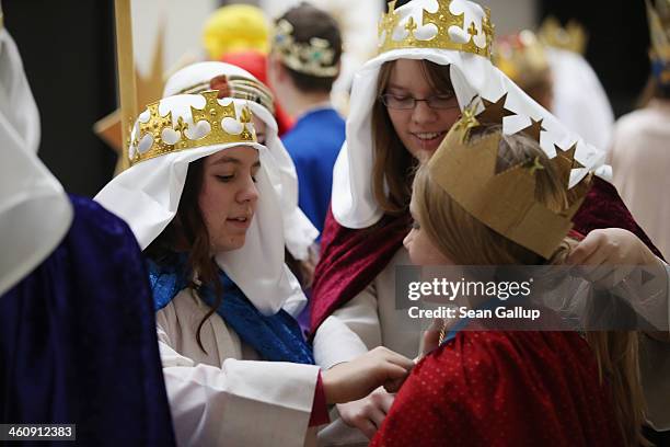 Children Epiphany carolers dressed as the Three Kings prepare to meet with German President Joachim Gauck and his partner Daniela Schadt on January...