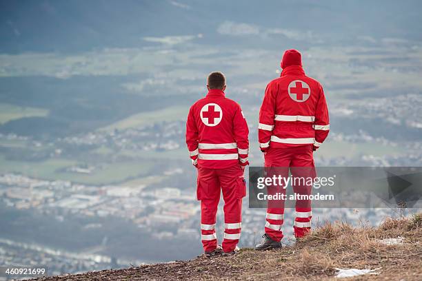 soccorso montagna di - red cross foto e immagini stock