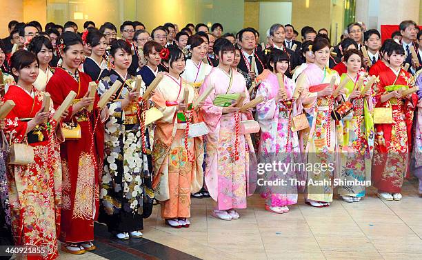 Employees wearing kimono applauds during a opening ceremony of the first trading day of the year at Osaka Securities Exchange on January 6, 2014 in...