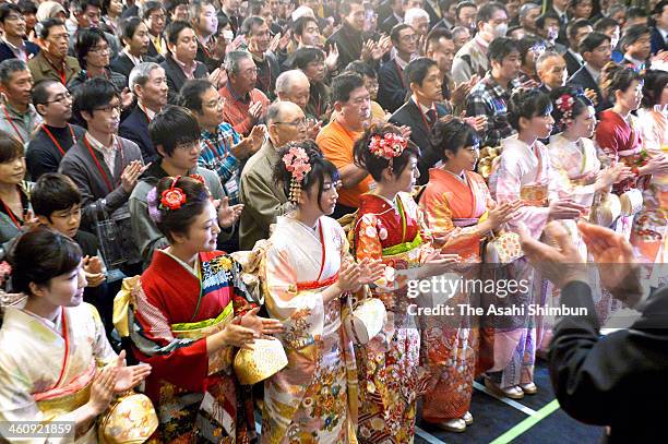 Employees wearing kimono applauds during a opening ceremony of the first trading day of the year at Tokyo Stock Exchange on January 6, 2014 in Tokyo,...