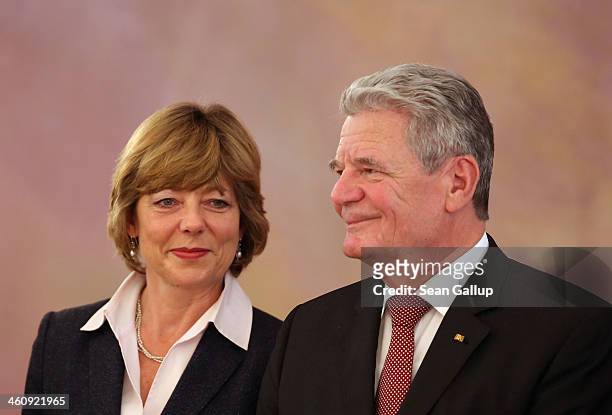 German President Joachim Gauck, flanked by his partner Daniela Schadt, welcomes children Epiphany carolers dressed as the Three Kings at Schloss...