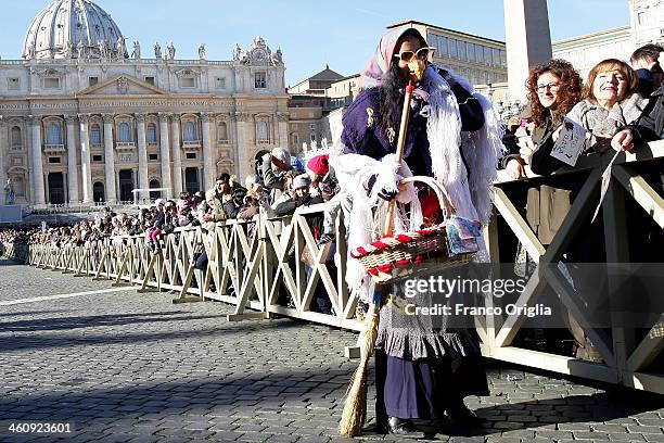 Befana gathered in St Peter's Square during the Feast of the Epiphany attends the Pope Francis' Angelus blessing on January 6, 2014 in Vatican City,...