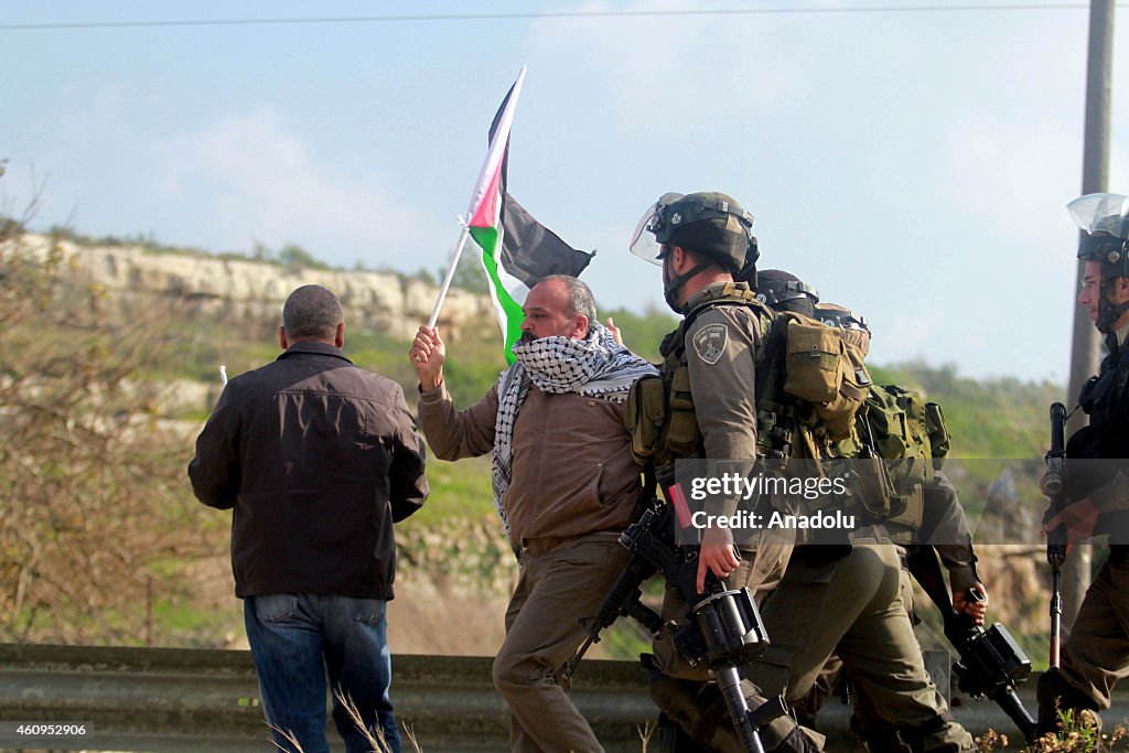 Israeli army intervene the Palestinian protestors in Ramallah
