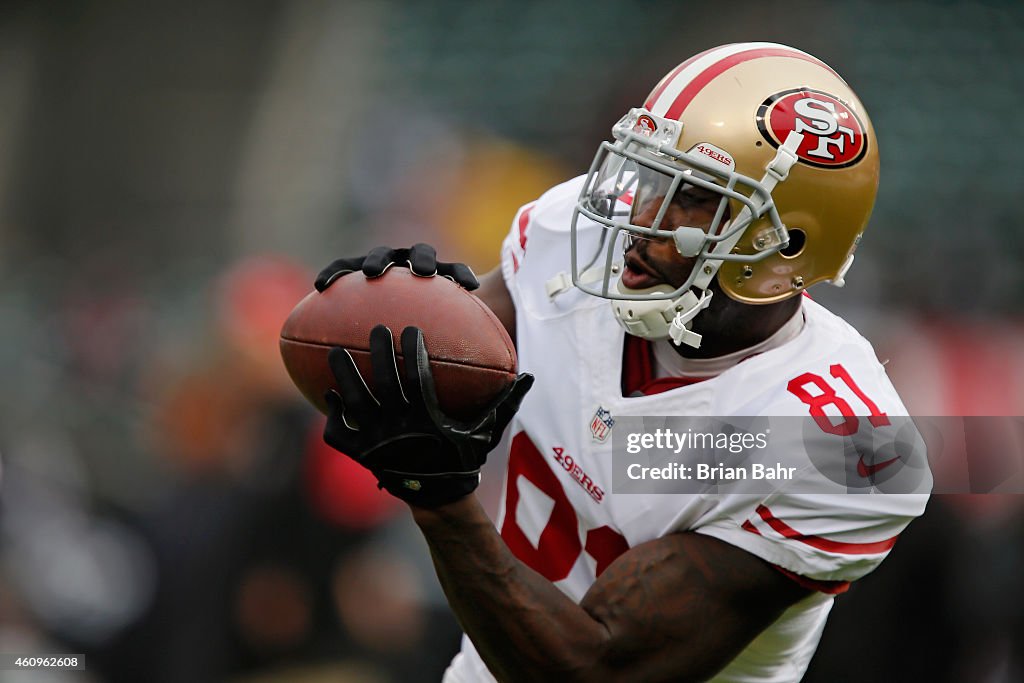 San Francisco 49ers v Oakland Raiders