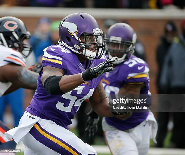 Jasper Brinkley of the Minnesota Vikings rushes the passer during an NFL game against the Chicago Bears at TCF Stadium, on December 28, 2014 in...