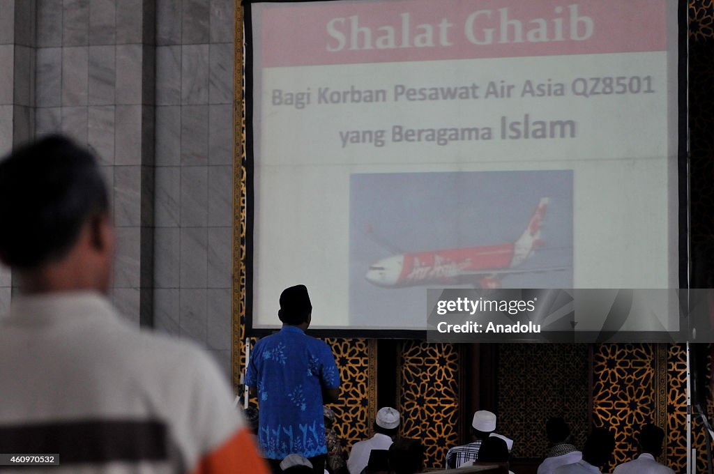 Indonesian muslims pray for victims of AirAsia QZ8501