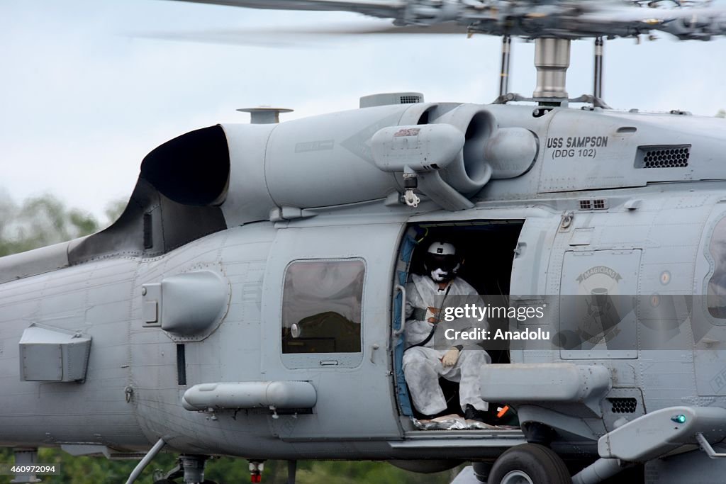 US Navy Carry The Body of Victims Air Asia