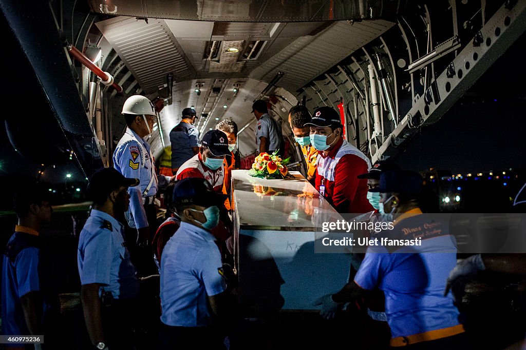 Indonesia Mourns AirAsia Crash As Recovery Operation Continues