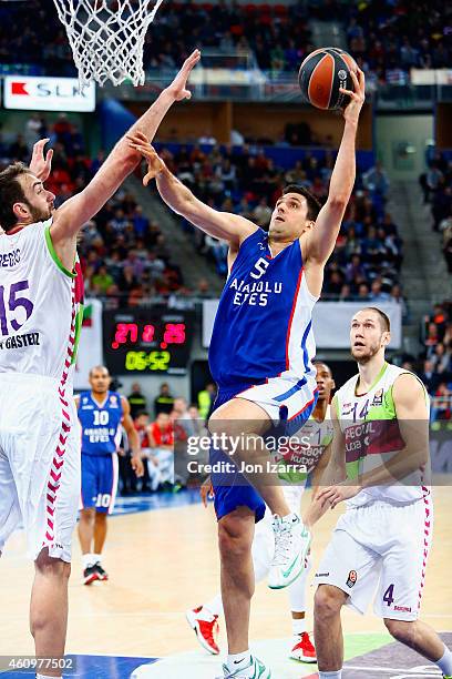Milko Bjelica, #51 of Anadolu Efes Istanbul competes with Mirza Begic, #15 of Laboral Kutxa Vitoria during the Euroleague Basketball Top 16 Date 1...
