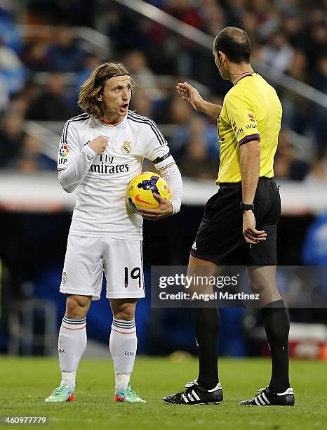 Luka Modric of Real Madrid argues with referee Alfonso Alvarez during the La Liga match between Real Madrid and RC Celta de Vigo at Estadio Santiago...
