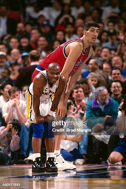 Gheorghe Muresan of the Washington Bullets stands against Tim Hardaway of the Golden State Warriors during a game played circa 1995 at the Oakland...