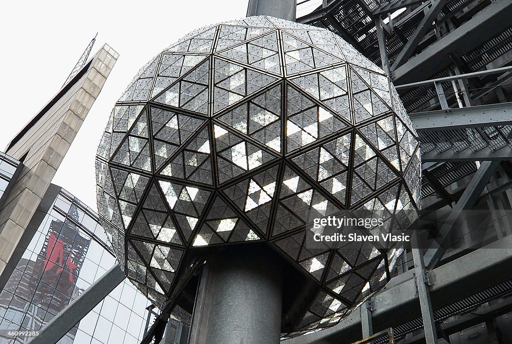 2014 New Year's Eve Ball Relighting