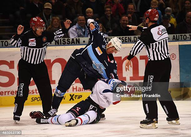 Bretton Stamler of Hamburg fights with Dominik Bittner of Mannheim during the DEL ice hockey match bewteen Hamburg Freezers and Adler Mannheim at O2...