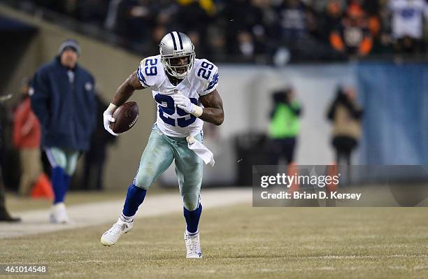 DeMarco Murray of the Dallas Cowboys carries the ball during the first quarter against the Chicago Bears at Soldier Field on December 4, 2014 in...