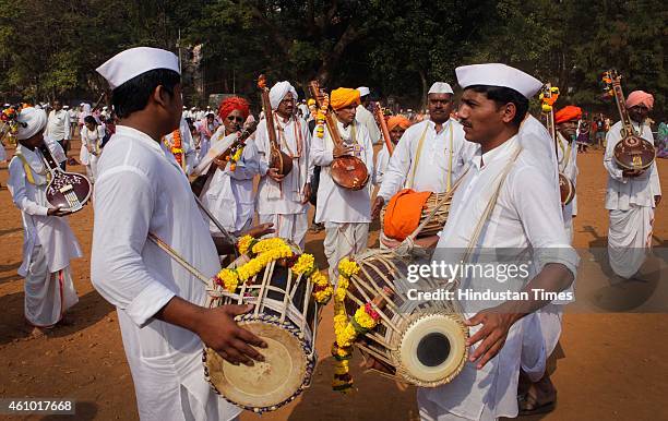 Vitthal Vari Rinagan Devotees Of Vitthal Photos and Premium High Res Pictures - Getty Images