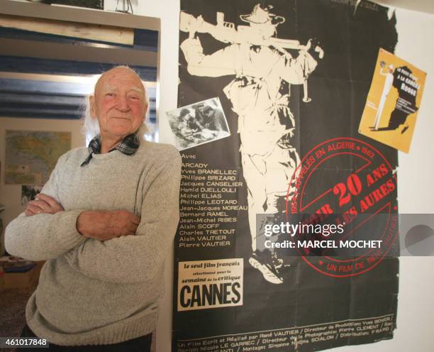 Pour illustrer le papier de Déborah Claude "René Vautier ou la caméra coup de poing" Le cinéaste français René Vautier, pose à côté de l'affiche de...