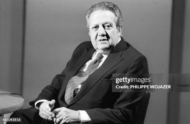 Portuguese Prime Minister Mario Soares poses during the TV programm "7/7" on TF1 channel, on May 6 in Paris.