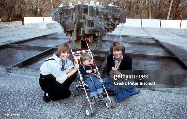 "Susanne Uhlen, Ehemann Charly Steinberger, Sohn Florian Steinberger am in Deutschland. "