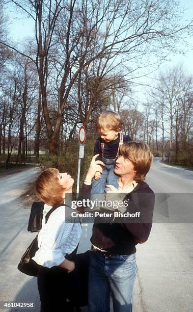 "Susanne Uhlen, Ehemann Charly Steinberger, Sohn Florian Steinberger am in Deutschland. "