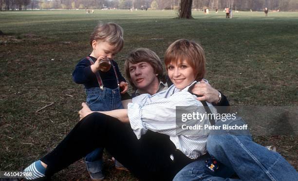 "Susanne Uhlen, Ehemann Charly Steinberger, Sohn Florian Steinberger am in Deutschland. "