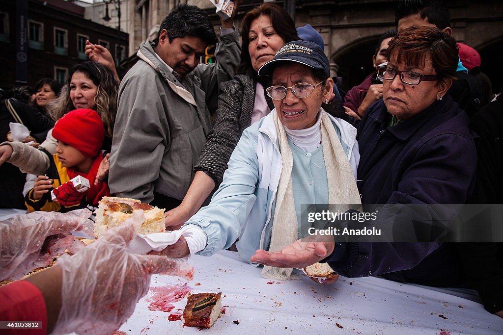 Traditional Mega Rosca de Reyes distribution in Mexico