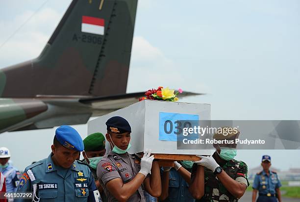 Indonesian Search and Rescue personnel carry the 39th coffin containing a victim of the AirAsia flight QZ8501 disaster on January 7, 2015 in...