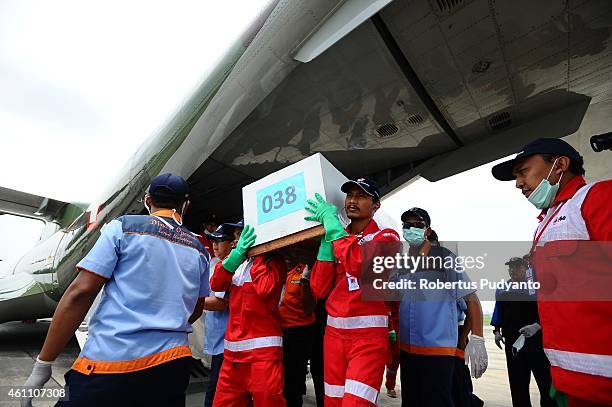 Indonesian Search and Rescue personnel carry the 38th coffin containing a victim of the AirAsia flight QZ8501 disaster on January 7, 2015 in...