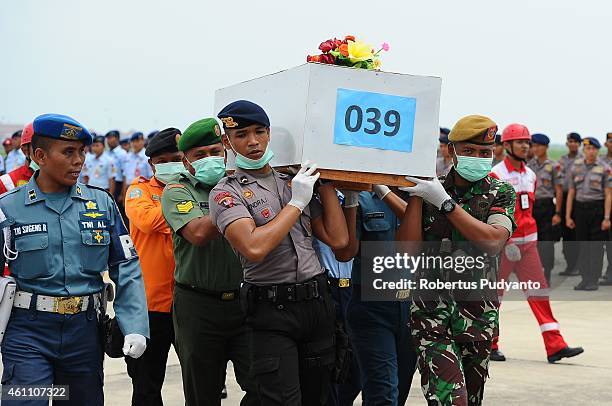 Indonesian Search and Rescue personnel carry the 39th coffin containing a victim of the AirAsia flight QZ8501 disaster on January 7, 2015 in...