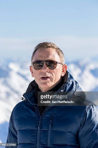Daniel Craig poses at the photo call for the 24th Bond film 'Spectre' on January 7, 2015 in Soelden, Austria.