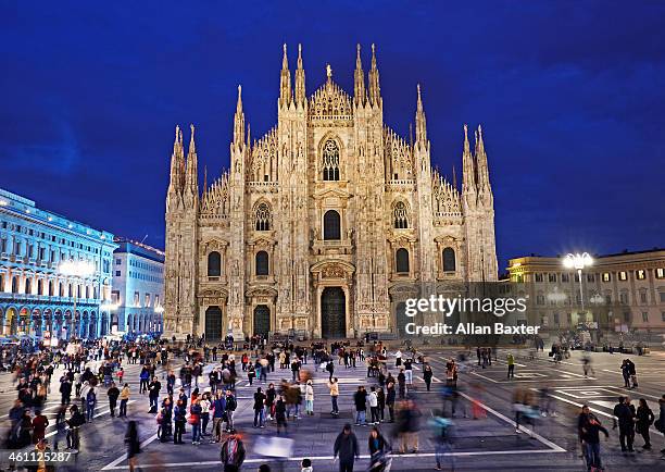 milan cathedral at night - skyline milano foto e immagini stock