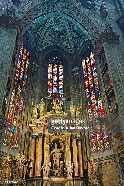 altarpiece of milan cathedral - catedral de milán fotografías e imágenes de stock