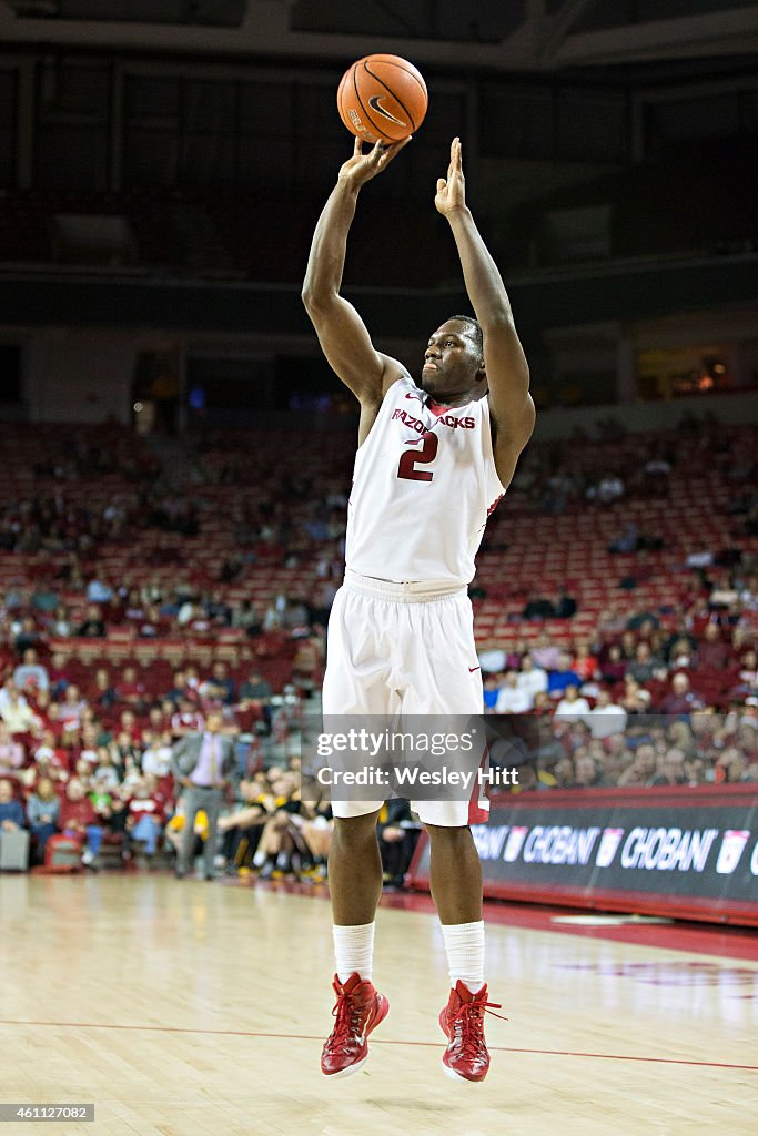 Matt Harris Razorbacks Alandise Harris of the Arkansas Razorbacks shoots a jump shot against ...