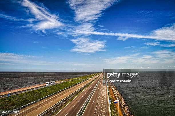dutch afsluitdijk - afsluitdijk stockfoto's en -beelden