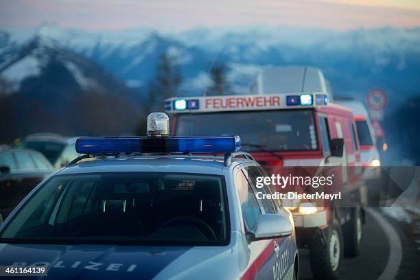 bergretter - feuerwehrauto stock-fotos und bilder