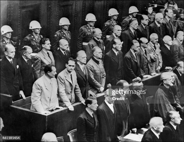 Les responsables nazis accusés de crimes de guerre durant la Seconde guerre mondiale au procès de Nuremberg écoutent la lecture du verdict le 02...