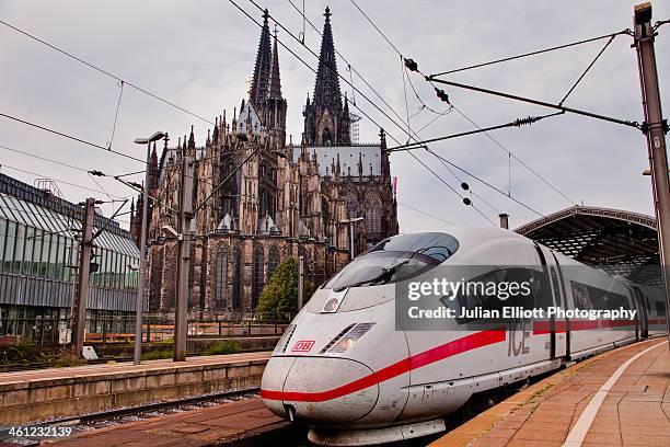 a german ice high speed train in cologne station. - ice zug stock-fotos und bilder