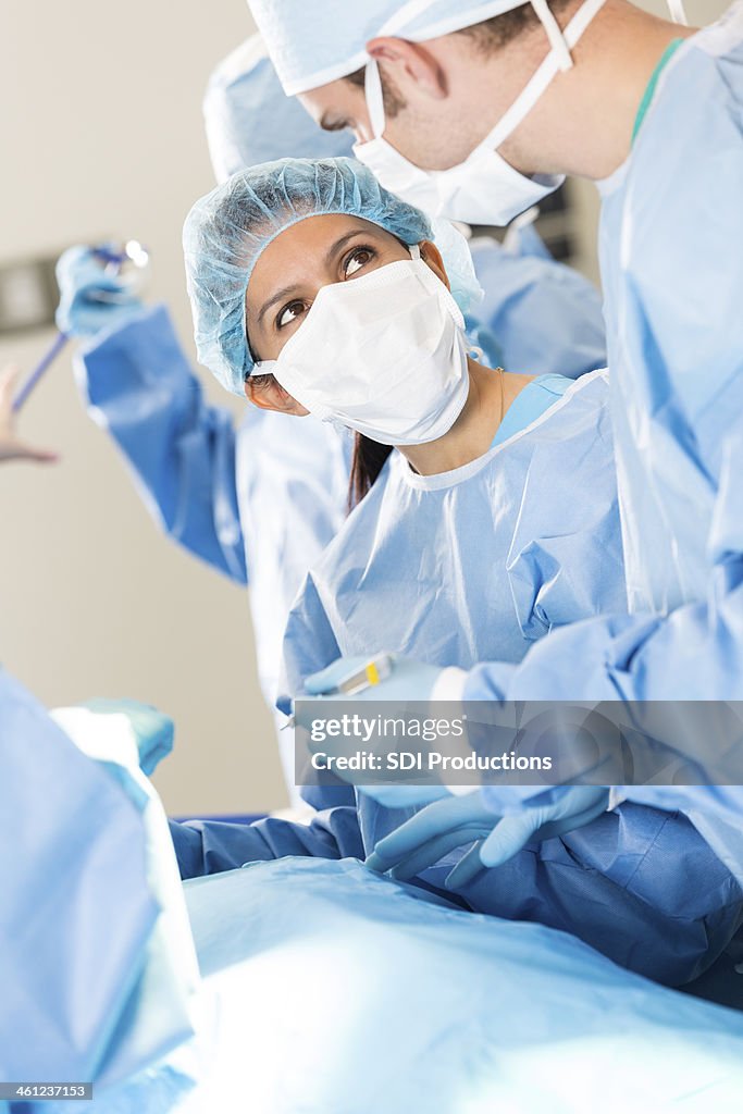 Cirurgia diversificada equipe trabalhando juntos para executar complicado Cirurgia