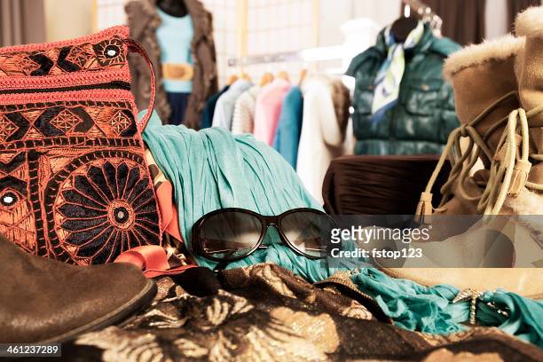 shopping: vetrina boutique di abbigliamento. - abbigliamento da donna foto e immagini stock