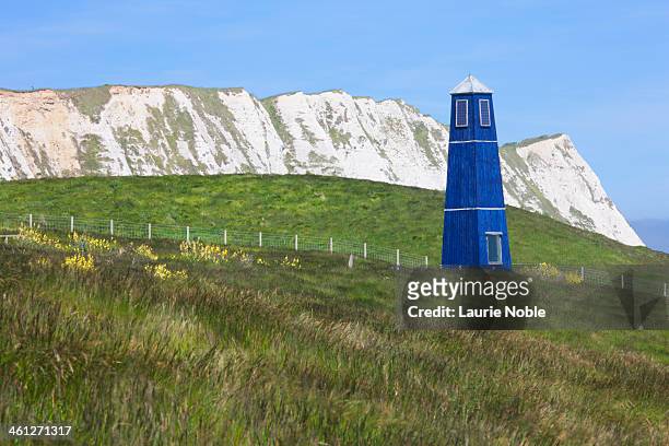 lighthouse, samphire hoe, kent, england - plymouth hoe stock pictures, royalty-free photos & images