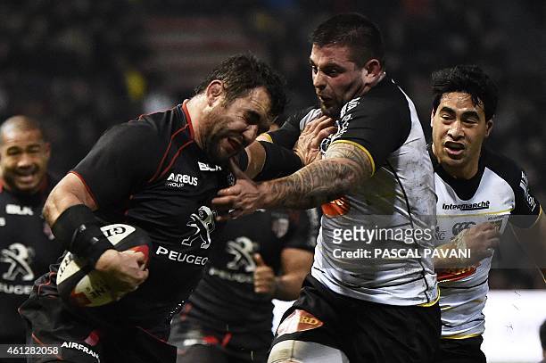 Toulouse's New Zealand hooker Corey Flynn breaks away from La Rochelle's player during the French Top 14 rugby union match Toulouse against La...