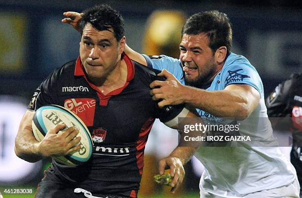 Lyon's flanker George Smith vies for the ball with Bayonne's Benjamin Macome during the French Top 14 rugby union match between Bayonne and Lyon at...