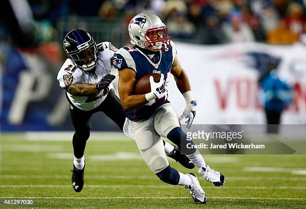 Shane Vereen of the New England Patriots runs with the ball against Lardarius Webb of the Baltimore Ravens in the second half during the 2015 AFC...
