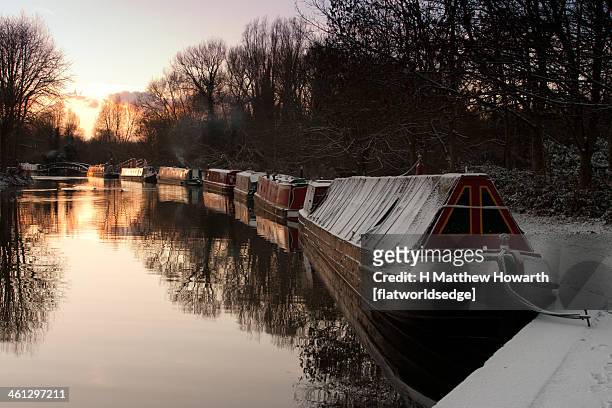 grand union canal with snow, rickmansworth - grand union canal stock pictures, royalty-free photos & images